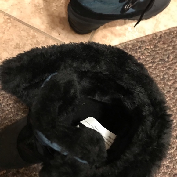 Kamik boots used about 5 times. Like new. Size 8 - Picture 4 of 7